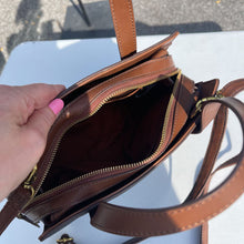 Load image into Gallery viewer, Fossil pebbled crossbody

