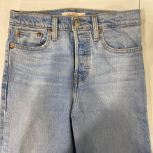 Load image into Gallery viewer, Levis Straight wedgie fit 25
