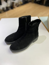 Load image into Gallery viewer, Aquatalia suede boots 9
