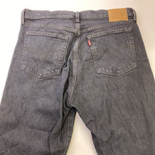 Load image into Gallery viewer, Levis Wedgie jeans 30
