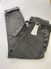 Load image into Gallery viewer, Dynamite Gigi Carrot jeans NWT 29
