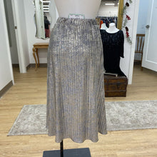Load image into Gallery viewer, 98 Metallic skirt M NWT
