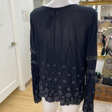 Load image into Gallery viewer, Lovestitch eyelet detail flowy top L
