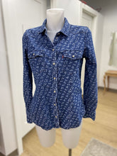 Load image into Gallery viewer, Levis Floral Denim Button-Up M
