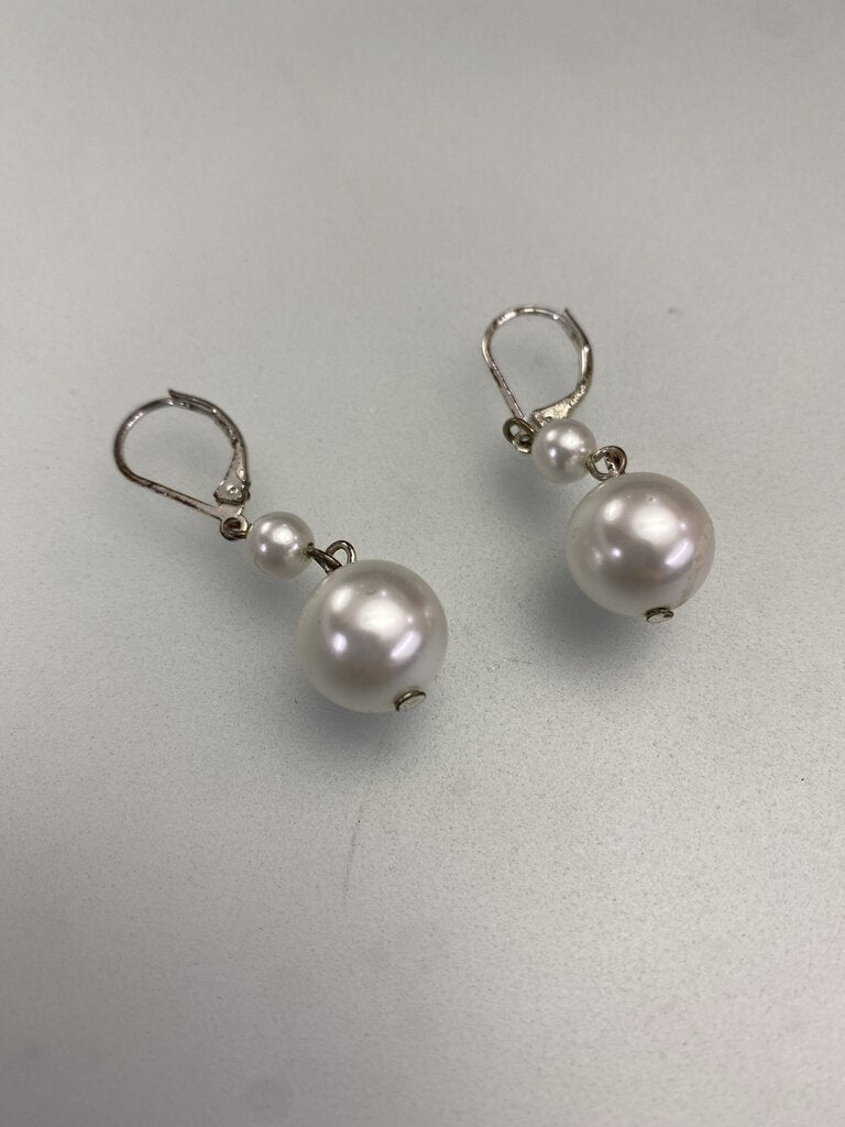*2 pearl dangly earrings