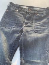 Load image into Gallery viewer, Anthropologie Jeans 25

